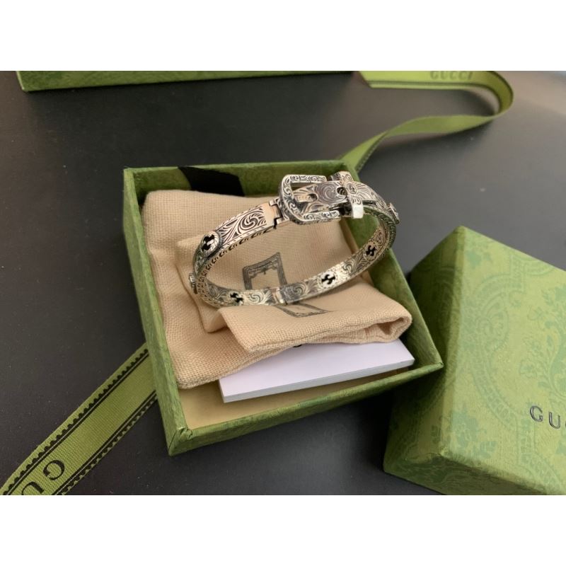 G*u*i bracelets